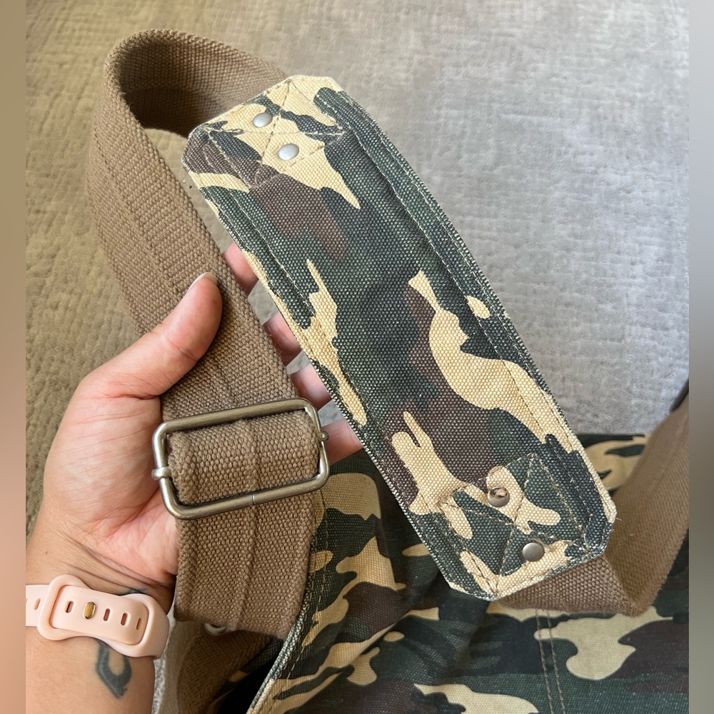 Relic Camouflage Messenger Bag - Picture 8 of 16
